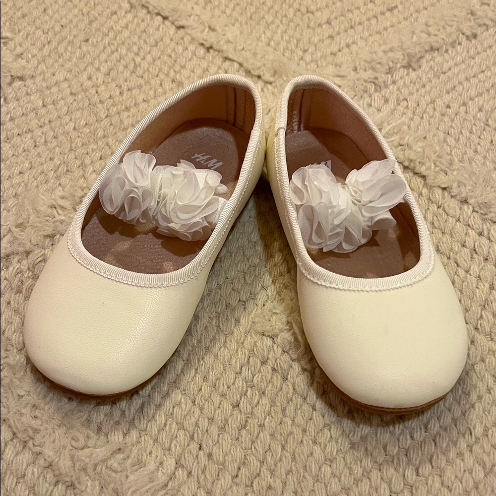 H&M Cream Toddler Dress Shoes with Floral Accent, size 8.5